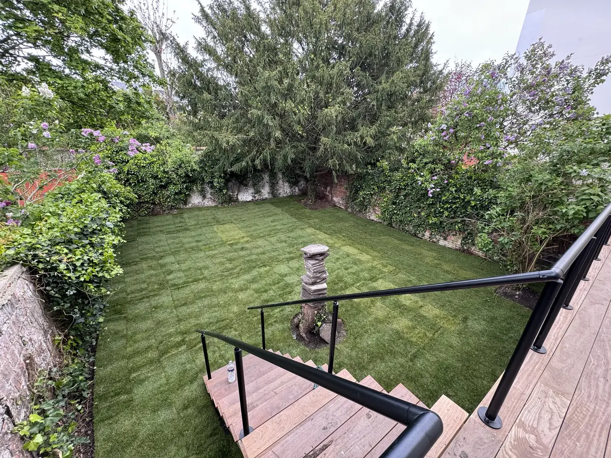 Gazon en rouleau posé, escalier et terrasse en bois